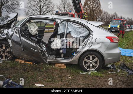 Schwerer Unfall Auf Der B93 BEI Altenburg Hydraulisches Rettungsgerät ...