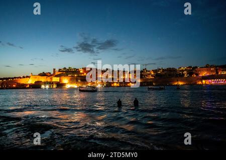 La Valette au crépuscule, prise de Birgu, Malte Banque D'Images