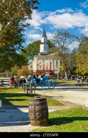 Promenade en calèche sur Duke of Gloucester Street à Colonial Williamsburg, Virginie Banque D'Images