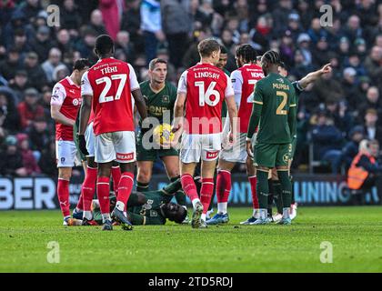 Mustapha Bundu #15 de Plymouth Argyle est blessé lors du Sky Bet Championship Match Plymouth Argyle vs Rotherham United au Home Park, Plymouth, Royaume-Uni, le 16 décembre 2023 (photo de Stan Kasala/News Images) Banque D'Images