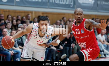 Bild : v. li. Noah Kirkwood (Telekom baskets Bonn, 22) et Javon Bess (Wuerzburg baskets, 20). 16.12.2023, basket-ball, BBL, paniers Wuerzburg -paniers Telekom Bonn, GER, Wuerzburg, tectake Arena. Banque D'Images