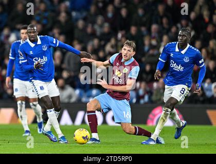 Sander Berge 16# du Burnley football Club passe le ballon en avant, lors du match de Premier League Burnley vs Everton au Turf Moor, Burnley, Royaume-Uni, le 16 décembre 2023 (photo de Cody Froggatt/News Images) Banque D'Images