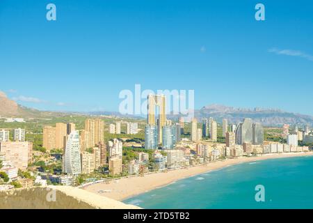 Vue aérienne sur la mer Méditerranée turquoise et Benidorm Resort, plage de Poniente, province d'Alicante, Espagne Banque D'Images