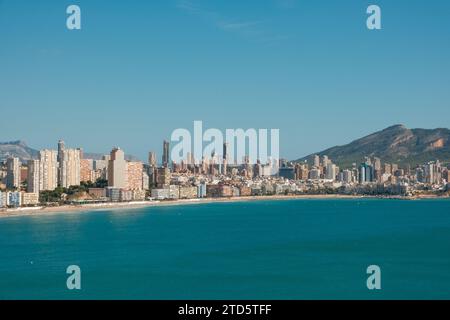 Vue aérienne sur la mer Méditerranée turquoise et Benidorm Resort, plage de Poniente, province d'Alicante, Espagne Banque D'Images