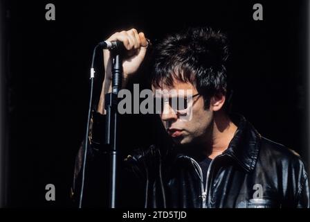 IAN McCulloch, ECHO & THE BUNNYMEN, 1998 : Ian McCulloch du légendaire groupe indépendant de Liverpool Echo and the Bunnymen sur la scène principale au Reading Festival, Angleterre, Royaume-Uni, le 29 août 1998. Le groupe tourne avec leur album Evergreen de 1997 et leur single Nothing Lasts Forever. Photo : Rob Watkins Banque D'Images