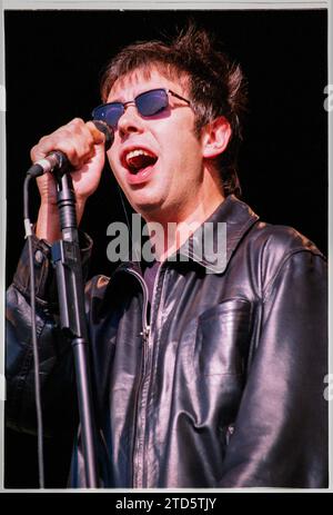 IAN McCulloch, ECHO & THE BUNNYMEN, 1998 : Ian McCulloch du légendaire groupe indépendant de Liverpool Echo and the Bunnymen sur la scène principale au Reading Festival, Angleterre, Royaume-Uni, le 29 août 1998. Le groupe tourne avec leur album Evergreen de 1997 et leur single Nothing Lasts Forever. Photo : Rob Watkins Banque D'Images