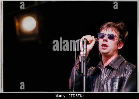 IAN McCulloch, ECHO & THE BUNNYMEN, 1998 : Ian McCulloch du légendaire groupe indépendant de Liverpool Echo and the Bunnymen sur la scène principale au Reading Festival, Angleterre, Royaume-Uni, le 29 août 1998. Le groupe tourne avec leur album Evergreen de 1997 et leur single Nothing Lasts Forever. Photo : Rob Watkins Banque D'Images