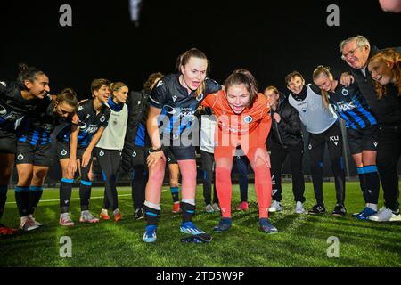 Les joueuses du Club YLA avec Davinia Vanmechelen (25) du Club YLA et le gardien de but Jorijn Covent (87) du Club YLA en photo célébrant après avoir remporté un match de football féminin entre le Club Brugge Dames YLA et SV Zulte - Waregem lors de la 12 e journée de la saison 2023 - 2024 de la Belgian Lotto Womens Super League , le Samedi 16 décembre 2023 à Knokke , BELGIQUE . PHOTO SPORTPIX | David Catry Banque D'Images