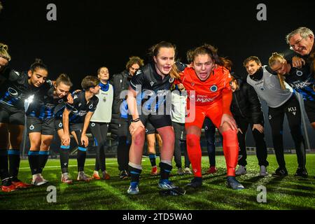 Les joueuses du Club YLA avec Davinia Vanmechelen (25) du Club YLA et le gardien de but Jorijn Covent (87) du Club YLA en photo célébrant après avoir remporté un match de football féminin entre le Club Brugge Dames YLA et SV Zulte - Waregem lors de la 12 e journée de la saison 2023 - 2024 de la Belgian Lotto Womens Super League , le Samedi 16 décembre 2023 à Knokke , BELGIQUE . PHOTO SPORTPIX | David Catry Banque D'Images