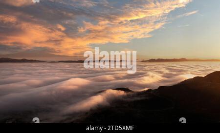 Surplombant la vallée de l'Elsinore remplie de brouillard au lever du soleil dans le sud de la Californie Banque D'Images