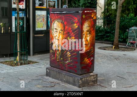 Portrait de l'avocat et ministre de la Justice Robert Badinter, qui a aboli la peine de mort en 1981, par Christian Guemy alias C215, devant le Sénat, à Paris, France, le 16 décembre 2023. Photo de Denis Prezat/ABACAPRESS.COM Banque D'Images