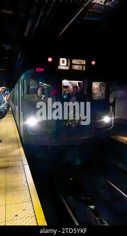 New York, New York, États-Unis, 16 décembre 2023 les tours annuels Holiday Nostalgia train de New York, qui se déroulent le samedi de décembre et qui mettent en vedette d'authentiques voitures de métro et moteurs des années 1930, sont une tradition saisonnière festive. Crédit : Andrea DiSavino/Alamy Live News Banque D'Images