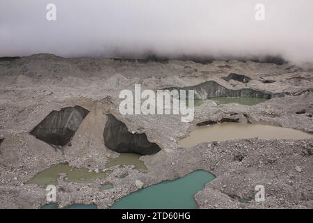 Partie du glacier Ngozumpa, le plus grand glacier du Népal. Banque D'Images