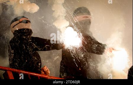 Les supporters de Charleroi photographiés lors d'un match de football entre le Standard de Liège et le Sporting Charleroi, samedi 16 décembre 2023 à Liège, le jour 18 de la saison 2023-2024 de la Jupiler Pro League première division du championnat belge. BELGA PHOTO VIRGINIE LEFOUR Banque D'Images