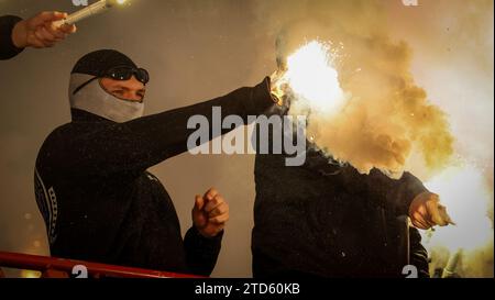 Les supporters de Charleroi photographiés lors d'un match de football entre le Standard de Liège et le Sporting Charleroi, samedi 16 décembre 2023 à Liège, le jour 18 de la saison 2023-2024 de la Jupiler Pro League première division du championnat belge. BELGA PHOTO VIRGINIE LEFOUR Banque D'Images