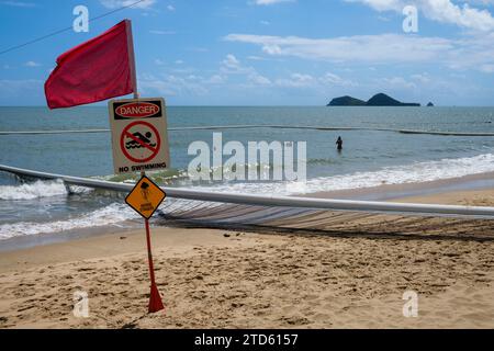 Panneau d'avertissement des radars marins sur Ellis Beach, Queensland, Australie Banque D'Images