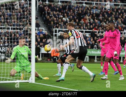 Newcastle upon Tyne, Royaume-Uni. 16 décembre 2023. DaN Burn de Newcastle United marque contre Fulham lors du match de Premier League à St. James' Park, Newcastle upon Tyne. Le crédit photo devrait être : Nigel Roddis/Sportimage crédit : Sportimage Ltd/Alamy Live News Banque D'Images