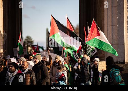 AM 16. Dezember 2023 versammelten sich zahlreiche Teilnehmer*innen auf dem Königsplatz in München, Deutschland UM gemeinsam für einen sofortigen Waffenstillstand im sog. Nah-Ost-Konflikt zu demonstrieren und UM ihre Solidarität mit Palästina zu zeigen. SIE trauerten UM die Toten in Palästina und forderten Frieden für Gaza und einen Stopp des Krieges. -- le 16 décembre 2023, plusieurs participants se sont rassemblés sur la Koenigsplatz à Munich, en Allemagne, pour manifester ensemble pour un cessez-le-feu immédiat au Moyen-Orient et pour manifester leur solidarité avec les Palestiniens. Ils pleuraient les victimes en Palestine, Banque D'Images