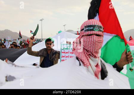 15 décembre 2023, Sanaa, Yémen : des manifestants prennent part à une manifestation de solidarité avec les Palestiniens à Gaza, au milieu du conflit en cours entre Israël et les Palestiniens..les Houthis, qui sont alignés avec l’Iran, ont lancé des attaques contre des navires en mer Rouge et ont utilisé des drones et des missiles pour cibler Israël depuis le début du conflit israélo-Hamas à Gaza. (Image de crédit : © Osamah Yahya/ZUMA Press Wire) USAGE ÉDITORIAL SEULEMENT! Non destiné à UN USAGE commercial ! Banque D'Images