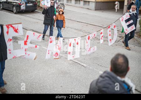 AM 16. Dezember 2023 versammelten sich zahlreiche Teilnehmer*innen auf dem Königsplatz in München, Deutschland UM gemeinsam für einen sofortigen Waffenstillstand im sog. Nah-Ost-Konflikt zu demonstrieren und UM ihre Solidarität mit Palästina zu zeigen. SIE trauerten UM die Toten in Palästina und forderten Frieden für Gaza und einen Stopp des Krieges. -- le 16 décembre 2023, plusieurs participants se sont rassemblés sur la Koenigsplatz à Munich, en Allemagne, pour manifester ensemble pour un cessez-le-feu immédiat au Moyen-Orient et pour manifester leur solidarité avec les Palestiniens. Ils pleuraient les victimes en Palestine, Banque D'Images