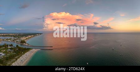 Vue aérienne de la plage de Nokomis et de la jetée sud et nord du comté de Sarasota, États-Unis. Beaucoup de gens enjoing temps de vacances de natation dans l'eau du golfe et de détente Banque D'Images