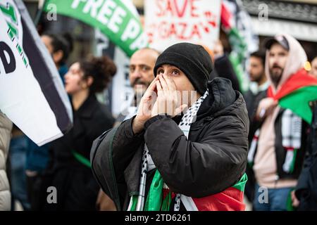 AM 16. Dezember 2023 versammelten sich zahlreiche Teilnehmer*innen auf dem Königsplatz in München, Deutschland UM gemeinsam für einen sofortigen Waffenstillstand im sog. Nah-Ost-Konflikt zu demonstrieren und UM ihre Solidarität mit Palästina zu zeigen. SIE trauerten UM die Toten in Palästina und forderten Frieden für Gaza und einen Stopp des Krieges. -- le 16 décembre 2023, plusieurs participants se sont rassemblés sur la Koenigsplatz à Munich, en Allemagne, pour manifester ensemble pour un cessez-le-feu immédiat au Moyen-Orient et pour manifester leur solidarité avec les Palestiniens. Ils pleuraient les victimes en Palestine, Banque D'Images