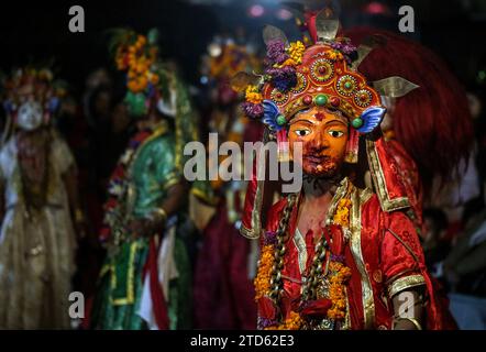 16 décembre 2023, Katmandou, Bagmati, Népal : une danseuse masquée traditionnelle se produit pour célébrer Shree Pachali Bhairav Khadga Siddhi Jatra, un festival qui est célébré une fois tous les douze ans à Katmandou. (Image de crédit : © Sunil Sharma/ZUMA Press Wire) USAGE ÉDITORIAL SEULEMENT! Non destiné à UN USAGE commercial ! Banque D'Images