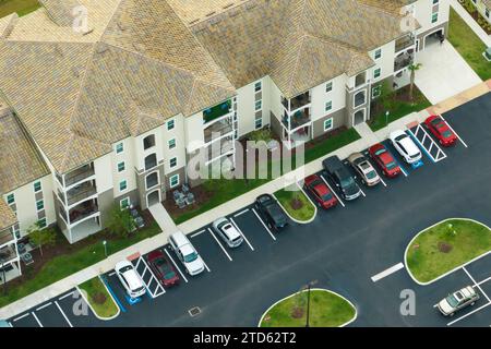 Voitures garées sur place de stationnement de nouveaux appartements condos dans la banlieue de Floride. Logement familial dans quartier calme. Développement immobilier à Banque D'Images