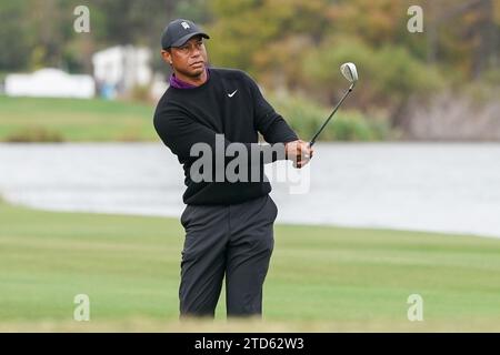 15 décembre 2023, Orlando, Floride, USA : Tiger Woods frappe son tir d'approche au 18e trou lors du championnat PNC Pro-Am 2023 au Ritz-Carlton Golf Club. (Image de crédit : © Debby Wong/ZUMA Press Wire) USAGE ÉDITORIAL SEULEMENT! Non destiné à UN USAGE commercial ! Banque D'Images