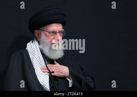 16 décembre 2023, Téhéran, Iran : le Guide suprême iranien, l'ayatollah ALI KHAMENEI, assiste à la cérémonie de deuil à l'occasion de l'anniversaire du martyre de Fatima bint Muhammad, la fille du prophète islamique Muhammad, à Téhéran. (Image de crédit : © Bureau du leader suprême iranien via ZUMA Press Wire) USAGE ÉDITORIAL SEULEMENT! Non destiné à UN USAGE commercial ! Banque D'Images