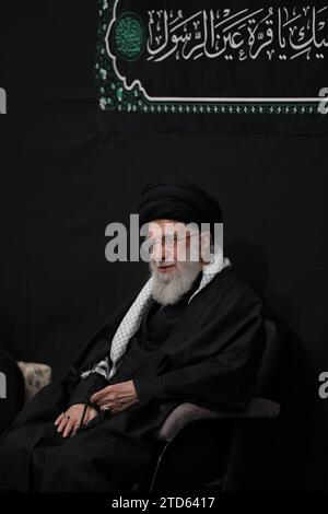 16 décembre 2023, Téhéran, Iran : le Guide suprême iranien, l'ayatollah ALI KHAMENEI, assiste à la cérémonie de deuil à l'occasion de l'anniversaire du martyre de Fatima bint Muhammad, la fille du prophète islamique Muhammad, à Téhéran. (Image de crédit : © Bureau du leader suprême iranien via ZUMA Press Wire) USAGE ÉDITORIAL SEULEMENT! Non destiné à UN USAGE commercial ! Banque D'Images