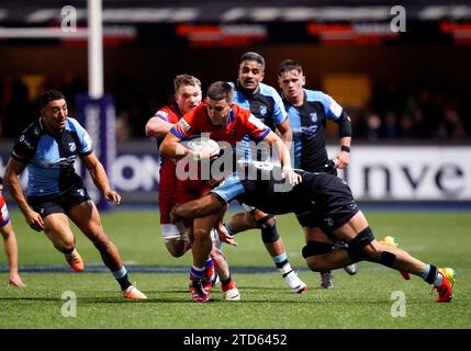 Cameron Redpath de Bath Rugby est affronté par Mackenzie Martin de Cardiff Rugby lors du match de la coupe des Champions Investec au Cardiff Arms Park, à Cardiff. Date de la photo : Samedi 16 décembre 2023. Banque D'Images