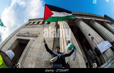 16 décembre 2023 : Youssef H., qui déclare être responsable des autocollants remis par Palaestine spricht. Plus de deux mois après les attentats terroristes commis par le Hamas en Israël, les partisans de la Palestine, le Hamas, les théoriciens du complot, les soi-disant Tankies, et des groupes islamistes se sont réunis pour manifester à la Koenigsplatz de Munichâ€™. Les manifestations ont été dirigées par le groupe activiste controversé Palaestina spricht qui a été accusé d'antisémitisme endémique et de liens avec les islamistes, ainsi que par Verfassungsschutz (services allemands de sécurité intérieure) des entités surveillées et permettant un I dur Banque D'Images