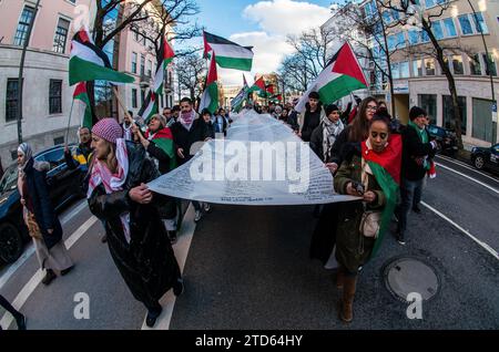 16 décembre 2023 : plus de deux mois après les attentats terroristes commis par le Hamas en Israël, les partisans de la Palestine, le Hamas, les théoriciens du complot, les soi-disant Tankies, et des groupes islamistes se sont réunis pour manifester à la Koenigsplatz de Munichâ€™. Les manifestations ont été dirigées par le groupe militant controversé Palaestina spricht, accusé d'antisémitisme endémique et de liens avec les islamistes, ainsi que par des entités surveillées Verfassungsschutz (services allemands de sécurité intérieure) et permettant un cours islamiste et pro-Hamas dur avec une influence significative des groupes extrémistes conspirationnistes Banque D'Images