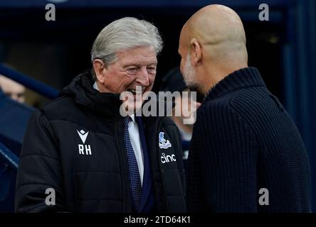 Manchester, Royaume-Uni. 16 décembre 2023. Roy Hodgson Manager de Crystal Palace (L) parle à Josep Guardiola entraîneur de Manchester City lors du match de Premier League à l'Etihad Stadium, Manchester. Le crédit photo devrait se lire : Andrew Yates/Sportimage crédit : Sportimage Ltd/Alamy Live News Banque D'Images