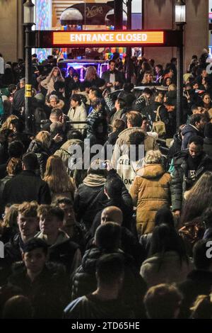 Londres, Royaume-Uni. 16 décembre 2023. Acheteurs de Noël à Oxford Circus. Une foule énorme se rassemble autour d'Oxford Circus, Oxford Street et Regent Street lors de l'un des week-ends les plus fréquentés de l'année, avec des acheteurs et des touristes à la recherche de bonnes affaires et de cadeaux de Noël. Plusieurs stations de métro à proximité étaient temporairement disponibles pour la sortie seulement pour contrôler la foule croissante. Crédit : Imageplotter/Alamy Live News Banque D'Images