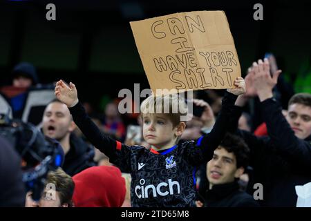 Manchester, Royaume-Uni. 16 décembre 2023. Un jeune fan du Palace plaide pour un maillot lors du match de Premier League Manchester City vs Crystal Palace à Etihad Stadium, Manchester, Royaume-Uni, le 16 décembre 2023 (photo de Conor Molloy/News Images) crédit : News Images LTD/Alamy Live News Banque D'Images