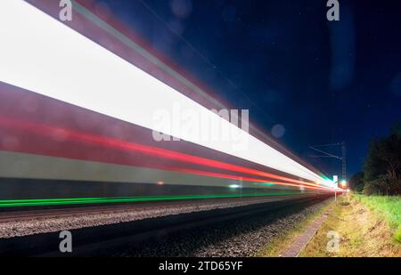 Traînées légères d'un train, concept de grande vitesse sous les étoiles Banque D'Images