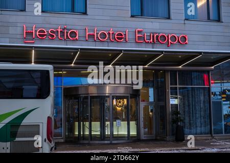 Tallinn, Estonie - 16 décembre 2023 : panneau lumineux du bâtiment Hestia Hotel Europa. Banque D'Images