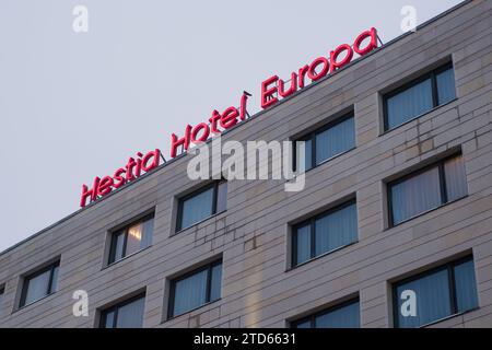 Tallinn, Estonie - 16 décembre 2023 : panneau lumineux du bâtiment Hestia Hotel Europa. Banque D'Images