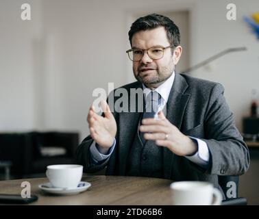 Marco Buschmann FDP, Bundesminister der Justiz, aufgenommen im Rahmen eines Interview fue NBR à Berlin, 12.12.2023. Berlin Deutschland *** Marco Buschmann FDP , Ministre fédéral de la Justice, enregistré lors d'une interview pour NBR à Berlin, 12 12 2023 Berlin Allemagne Copyright : xFelixxZahnx Banque D'Images