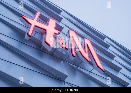 Tallinn, Estonie - 16 décembre 2023 : enseigne lumineuse de magasin de vêtements H et M. Banque D'Images