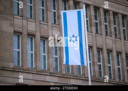 16.12.2023, Düsseldorf, Die Israelische Flagge weht im Wind vor einem Gebäude des Landtags. Nordrhein-Westfalen Deutschland *** 16 12 2023, Düsseldorf, le drapeau israélien flotte dans le vent devant un bâtiment du Parlement de Rhénanie du Nord-Westphalie Allemagne Banque D'Images