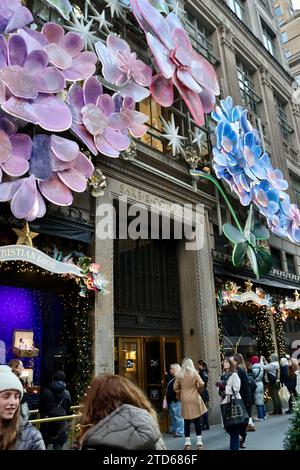 Décorations de Noël Christian Dior au grand magasin Saks Fifth avenue, Manhattan, New York Banque D'Images