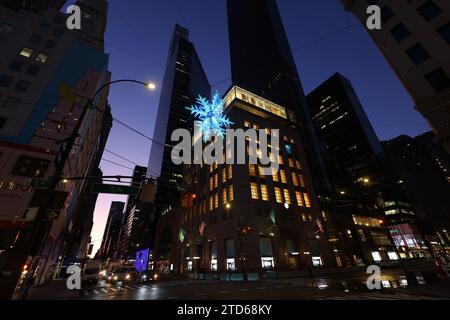 L'étoile géante changeant de couleur au-dessus de 57th Street et 5th Avenue à New York City, New York le vendredi 15 décembre 2023. (Photo : Gordon Donovan) Banque D'Images