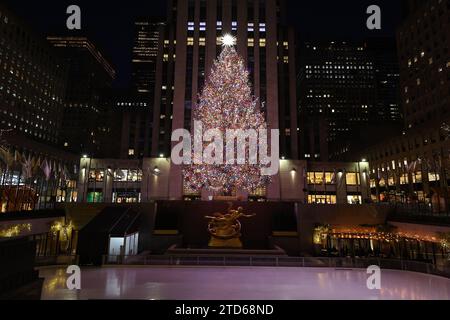 The Rockefeller Christmas Center Tree à New York City, New York le vendredi 15 décembre 2023. (Photo : Gordon Donovan) Banque D'Images