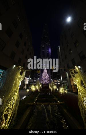 The Rockefeller Christmas Center Tree à New York City, New York le vendredi 15 décembre 2023. (Photo : Gordon Donovan) Banque D'Images