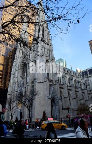 St. Patrick's Cathedral sur la Cinquième avenue dans le centre de Manhattan, New York Banque D'Images