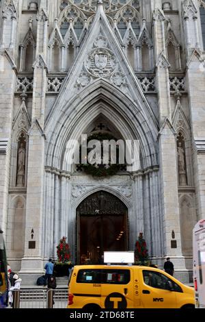 St. Patrick's Cathedral sur la Cinquième avenue dans le centre de Manhattan, New York Banque D'Images