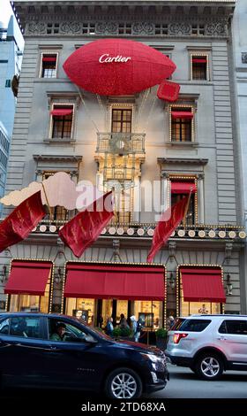 Décorations de Noël sur le bâtiment Cartier à l'angle de la Cinquième avenue et de la 52e rue à Manhattan, New York Banque D'Images
